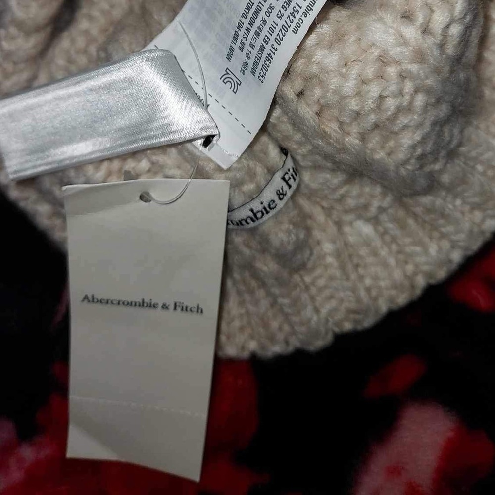 Abercrombie and Fitch Beanie NWT - Picture 3 of 7